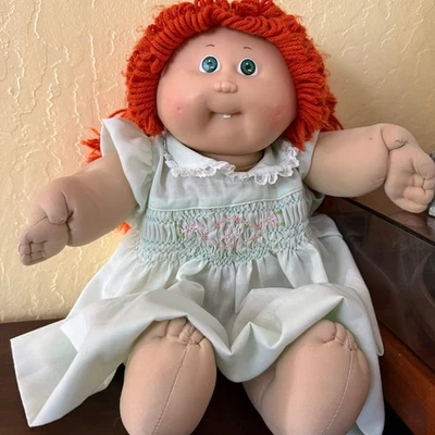 Винтажная кукла Cabbage Patch Kids красная пряжа волосы зеленые глаза светло-зеленое платье - Изображение 1 из 3