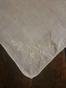 Vintage 11" Taschentuch weiß mit weißem besticktem Blumenmuster - Bild 1 von 4