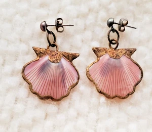 Vintage Muschel Fächer Muschel Ohrringe goldfarbene Pfosten 3/4" Mauve Natur Strand Pool - Bild 1 von 4
