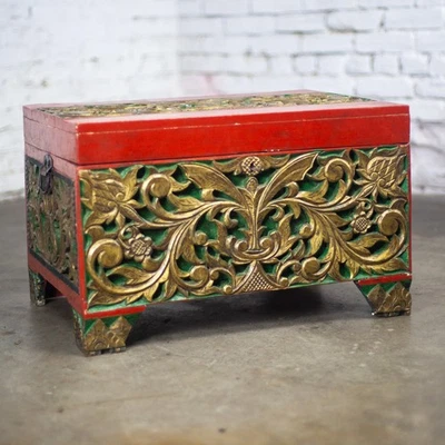 Cofre o baúl del tesoro de comerciantes pequeños dorados de Maduran indonesio Foto 1 de 4