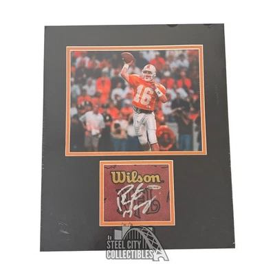 Pieza de muestra de fútbol americano y foto mate autografiada por Peyton Manning Tennessee - UDA Foto 1 de 2