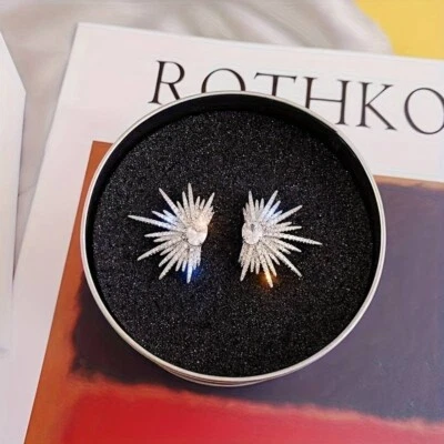 Серьги-гвоздики из белого золота 18 карат с цирконием - Изображение 1 из 4