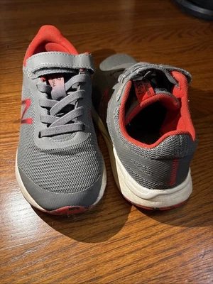 Gris Sobre Rojo New Balance Niños 455v2 Gancho Y Lazo Zapatos para Correr Foto 1 de 4