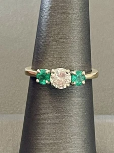 Anillo de oro amarillo/blanco de 14 kT con diamantes de 0,60 quilates y esmeralda de 0,40 quilates. Talla 6.5+(K14) - Imagen 1 de 8