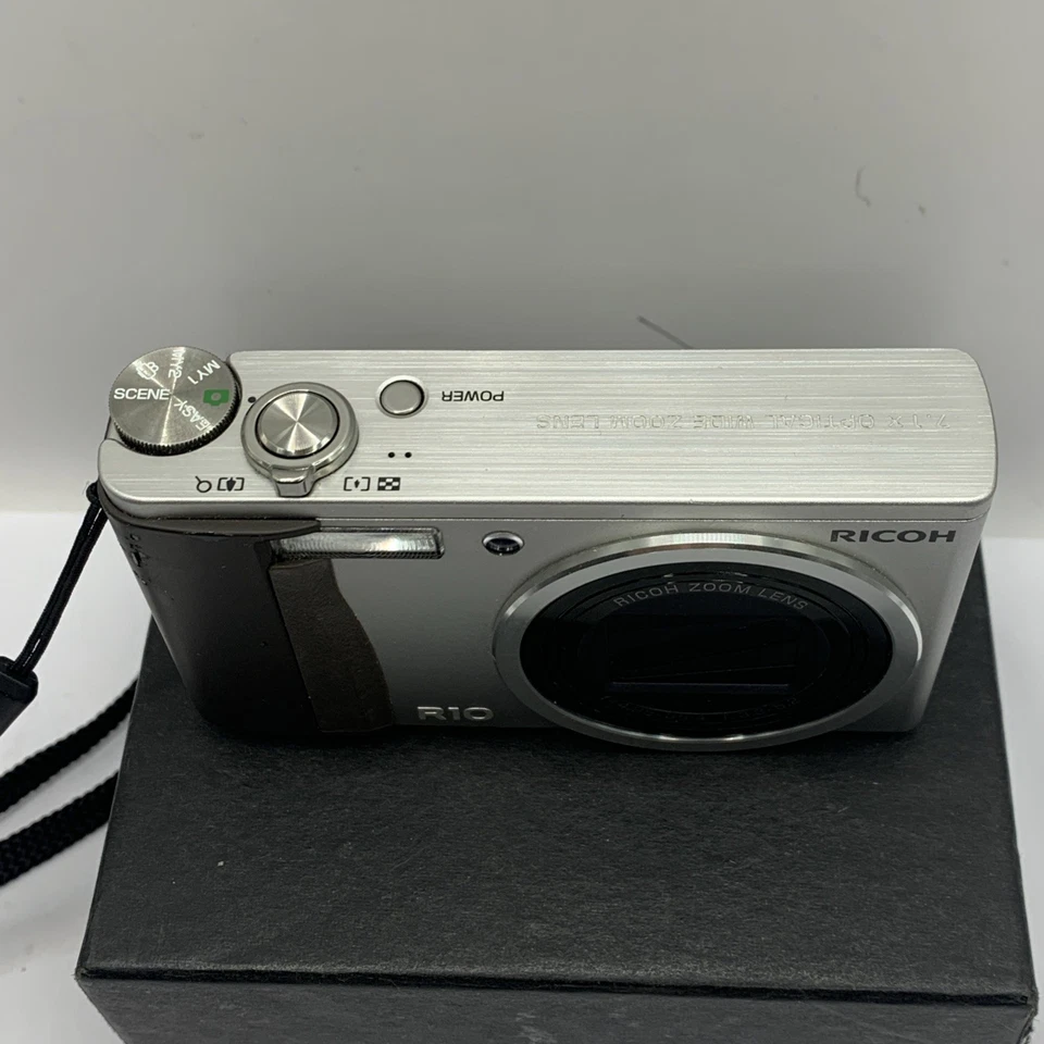 Ricoh R10 Compact Digital Camera Silver, 10MP, 7.1x Optical Zoom - Image 1 of 2