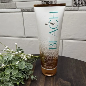Crema corporal ultra karité hidratante 24 horas Bath & Body Works At The Beah 8 OZ - Imagen 1 de 5