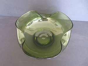 large retro vintage avocado green crimped triangular glass bowl - Foto 1 di 4