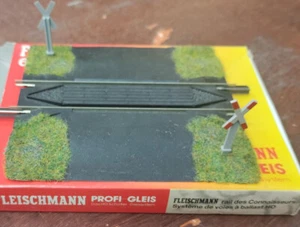 Fleischmann 6197 Grado Cruce con letreros - Imagen 1 de 1
