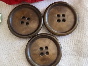 Trio gros boutons anciens en corozo travaillé marron diamètre  2,7 cm D14T - Foto 1 di 2