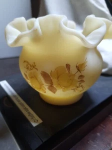 Vaso vintage Fenton arte vetro crema satinato crema crema fiori dipinti a mano e firmato - Foto 1 di 7