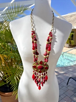 NUEVO CON ETIQUETAS Grueso Boho Vaquera Medallón Chico’s Dorado Rojo Largo Collar Distintivo Foto 1 de 3