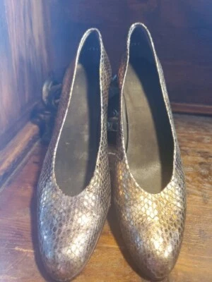 Stuart Weitzman Cooper Snake-Embossed Leather Point Toe Kitten Heel Pumps 7N - Image 1 of 4