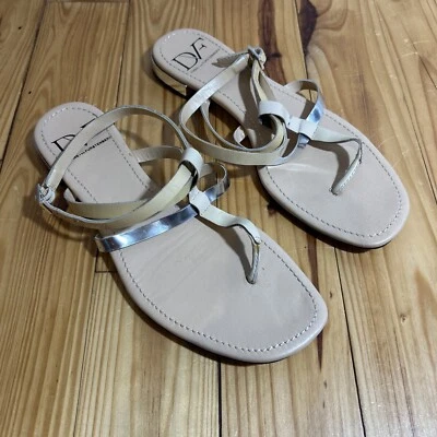 Sandalias Diane Von Furstenberg plateadas de tacón pequeño con tiras 7,5 Foto 1 de 4