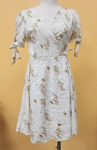 Kurzes Wickelkleid mit Puffärmeln und V-Ausschnitt - geblümt beige - Bild 1 von 3