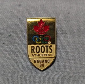 Roots Athletics Nagano 1998 Juegos Olímpicos de Invierno Solapa Pin Botón Canadá Hoja de Arce - Imagen 1 de 4