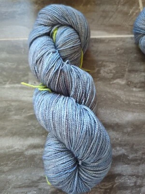 Dedos Merino Super Wash 100 g madejas misteriosas azul claro teñidas a mano  Foto 1 de 3