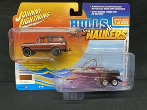 1/64 JOHNNY LIGHTNING HAULERS 1979 INTERNATIONAL SCOUT BOAT & TRAILER RED NIP - Picture 1 of 6