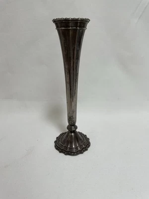 Jarrón Avon plateado 7,5" con borde estriado festoneado Foto 1 de 4