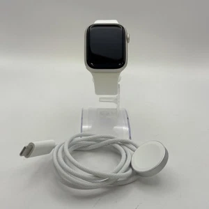 Apple Watch (Series 8) 41mm Gold Aluminum (LTE) w/ Cream Sport Band (S/M)- Good  - Photo 1 sur 6