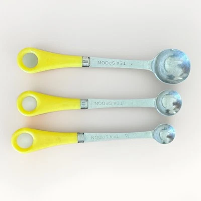 Set of 4 Vintage Stainless Steel Measuring Spoons with Plastic Handles - Image 1 of 2