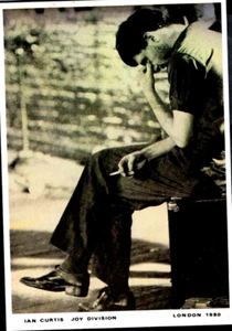 Carte Postale ♫ JOY DIVISION / IAN CURTIS 1980 ♫♫ Laminated Postcard new order - Foto 1 di 2