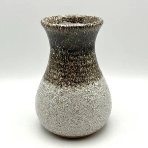 Jarrón vintage de cerámica Prinknash marrón y blanco con textura esmalte de lava - Imagen 1 de 9