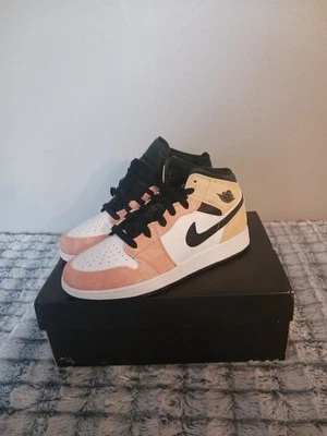 Солнечные часы Nike Air Jordan 1 Mid GS Flight Club Magic Ember розовые персиковые DX4365-800 - Изображение 1 из 4