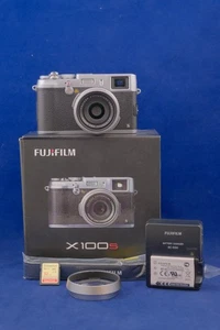 Fujifilm x100S Silver 16.3 MP Compact Camera . Ultimate chic!    - Picture 1 of 12