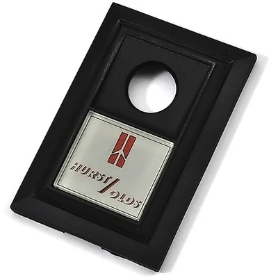 Oldsmobile Cutlass Calais 1983-84; bisel de bloqueo de maletero; placa de identificación Hurst/Olds Foto 1 de 4