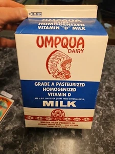 Seltener Umpqua Dairy Cardboal Milchkarton 1 Gallone Indianer Werbung  - Bild 1 von 8