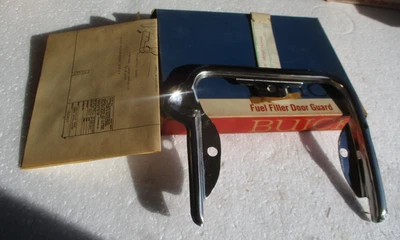BUICK 980538 1963-1964; LESABRE &amp; WILDCAT - EXCEPTO PROTECTOR DE PUERTA DE COMBUSTIBLE PARA VAGONES; Foto 1 de 4