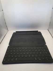 APPLE IPAD SMART KEYBOARD A1829 COMPATIBLE WITH 7/8/9TH GEN/IPAD AIR 5RD GEN - Picture 1 of 2