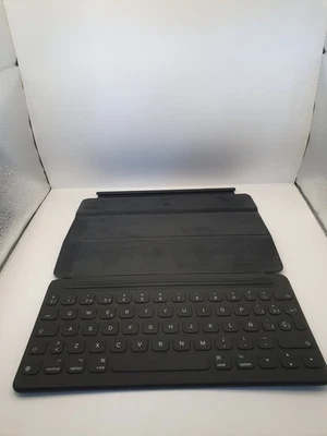 APPLE IPAD SMART KEYBOARD A1829 COMPATIBLE WITH 7/8/9TH GEN/IPAD AIR 5RD GEN - Image 1 of 2