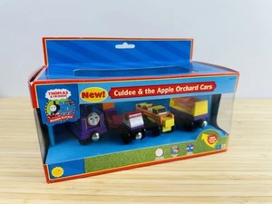 NEW IN BOX Thomas & Friends CULDEE & THE APPLE ORCHARD CARS Wooden Trains - Imagen 1 de 7