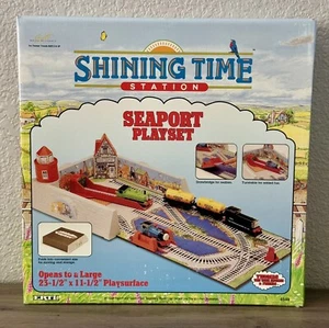 Thomas der Zug Leuchtende Zeit Bahnhof Seehafen Spielset 4549 - Bild 1 von 8