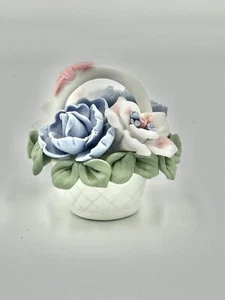 Vintage Mini Keramik Blumenkorb blau weiß grün Blätter rosa Schleife Strauß - Bild 1 von 18