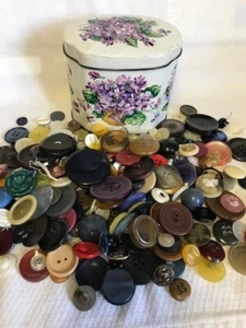 Vintage Huntley Palmer Tin Violet Graphics - 250 Vintage Assorted Buttons - Picture 1 of 4