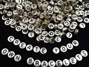 Pulseras de amistad hágalo usted mismo con cuentas del alfabeto 250 piezas letras doradas/negras - Imagen 1 de 3