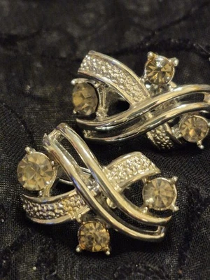 Pendientes de clip de diamantes de imitación vintage firmados Coro plateado Foto 1 de 3