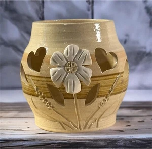 Art Studio handgeworfene Keramik Vase 3D geprägt Blume ausgeschnitten Herz geätzt EUC - Bild 1 von 6