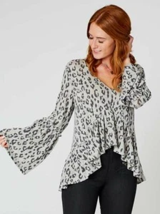 NUEVO CON ETIQUETAS SUÉTER LEOPARDO GRIS ALTO BAJO TALLA GRANDE ALTAR'D STATE BRAELYN TALLA GRANDE - Imagen 1 de 5