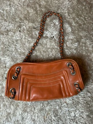 Bolso de hombro vintage de cuero naranja con correa de cadena y cierre de cremallera  Foto 1 de 2