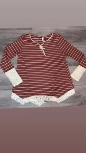 Blusa L Love Talla Grande Mangas Largas Rayas Borgoña con Acentos de Encaje Blanco  - Imagen 1 de 7