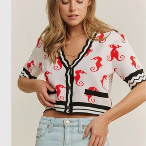 Damen Crop Strickjacke Gr. L süß rot Seepferdchen Kurzarm V-Ausschnitt Knöpfe vorne - Bild 1 von 10