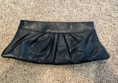 Bolsa de mão Lauren Merkin preta de couro macio em excelente estado usado - Imagem 1 de 2