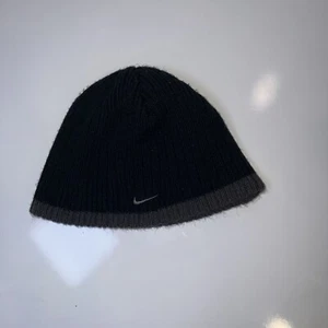Nike Boys Swoosh Black Gray Winter Hat Beanie 9A2422-023 Youth - Picture 1 of 3