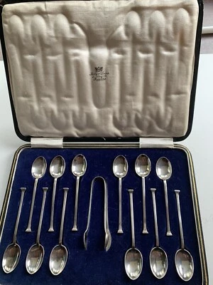 CASED SET OF 12 STERLING SILVER HAMMERHEAD TEASPOONS  & SUGAR TONGS- 1915-   - Imagem 1 de 4