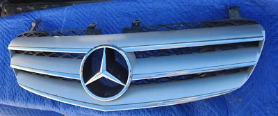 2006-2010 Mercedes-Benz R320 R350 R500 Front Upper Grille Emblem 251 880 03 83 - Image 1 of 4
