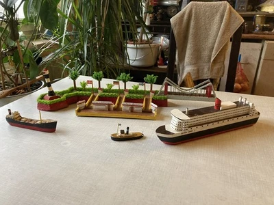 Porto (vecchio) - Diorama - Legno - Queen Mary - Trattore - Cargo - RARO - Immagine 1 di 4