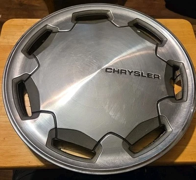 Capa de roda Chrysler Lebaron OE 14 polegadas 1985-87 Lebaron frete grátis incluída  - Imagem 1 de 2